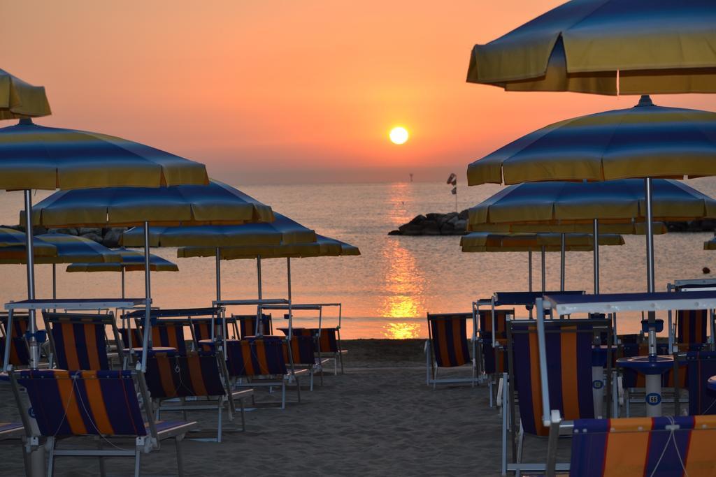 Hotel Europa Cupra Marittima Buitenkant foto